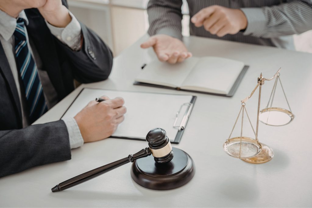 How Lawyers Evaluate Settlement Offers in Injury Cases
