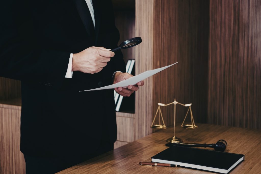 How Car Accident Lawyers Investigate Fault and Liability